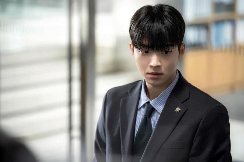“정적을 가르는 단단한 눈빛”…김강민, 긴장 속 압도→변화의 서막 / 배우 김강민 인스타그램