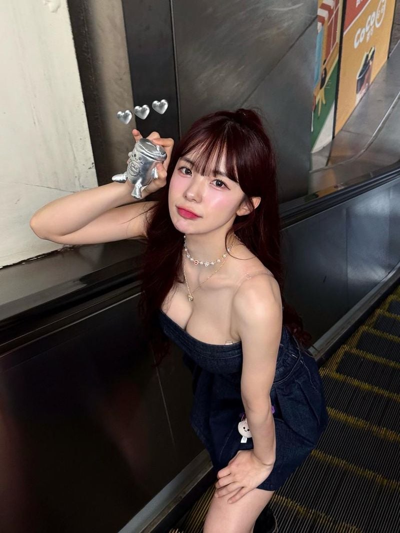 “살며시 다가오는 여름밤”…이다혜, 청순 미소→에스컬레이터 컬러풀 인증 / 치어리더 이다혜 인스타그램