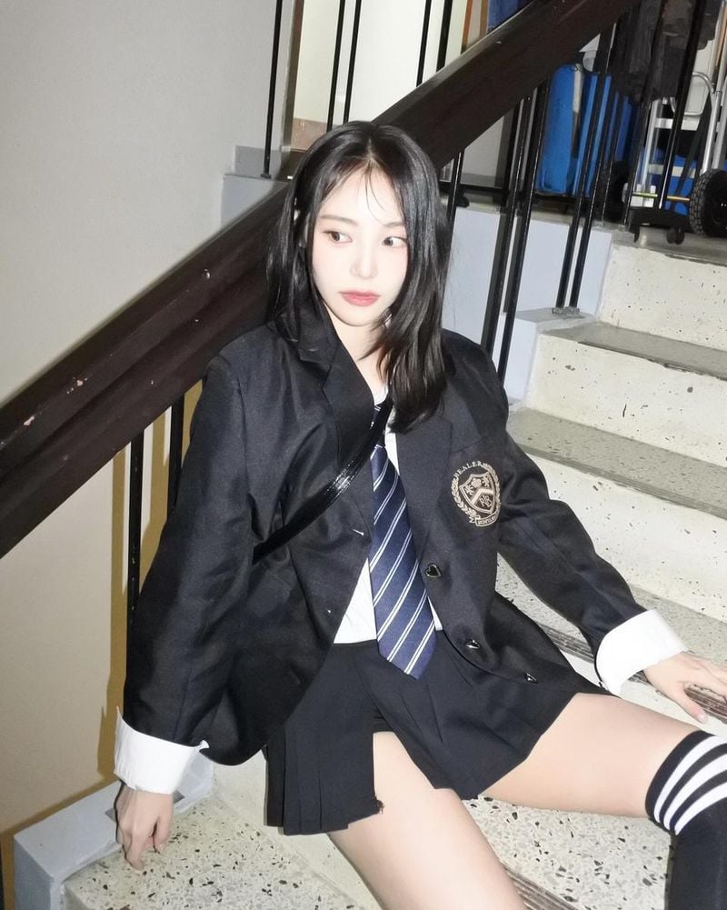 “계단 위 멈춘 시선”…진솔, 새벽 감성→소년미와 여유 공존 / 걸그룹 아르테미스 진솔 인스타그램