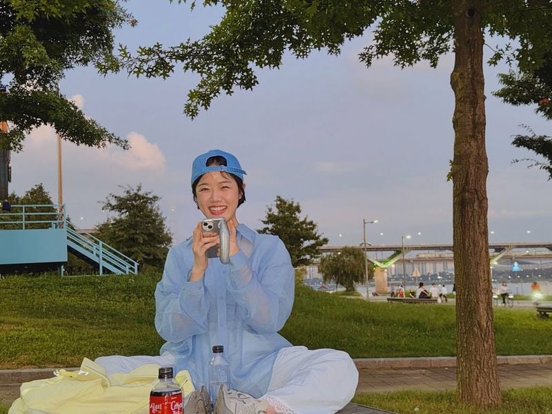 “우리네 인생에 필터가 필요하다”…김향기, 한강 여름밤→웃음에 담긴 위로 / 배우 김향기 인스타그램