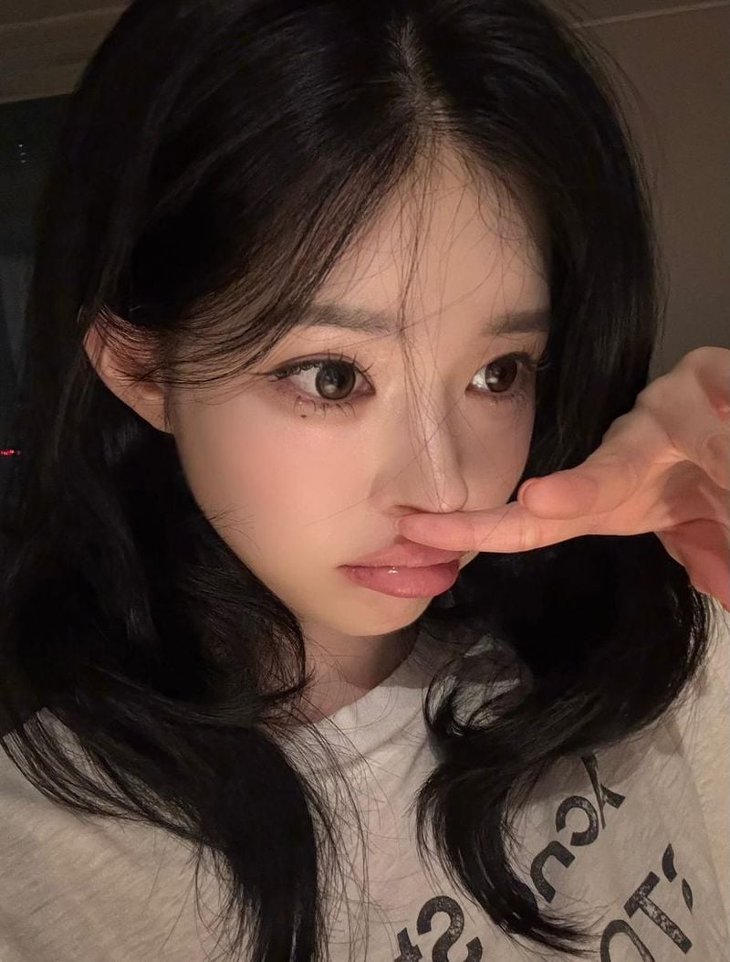 “입술 끝에 머문 밤”…유혜원, 고요함 속 시선→여름밤 감성 폭발 / 커플팰리스2 출연자 모델 유혜원 인스타그램