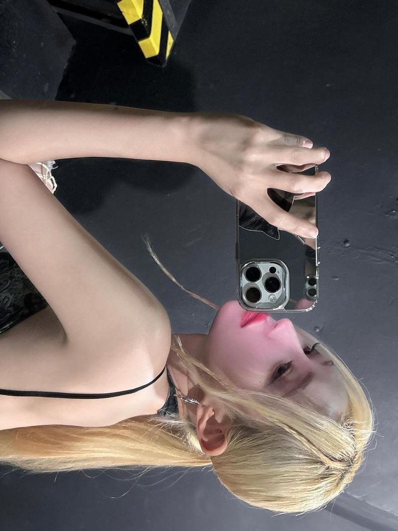 “행복이 오래 머물렀던 시간”…수아, 여름밤 거울 셀카→청량한 여운 / 걸그룹 드림캐쳐 수아 인스타그램