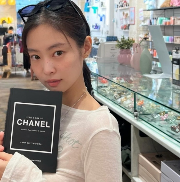 블랙핑크 제니, 파리 골목서 청순 미소