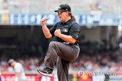 “MLB 150년 만의 여성 심판 데뷔”…젠 파월, 1루심 역사 새로 썼다 / 연합뉴스