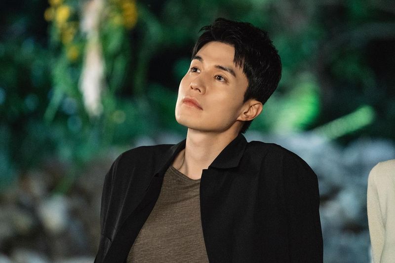 “별을 올려다보는 밤”…이동욱, 고요한 여름→묵직한 존재감 / 배우 이동욱 인스타그램