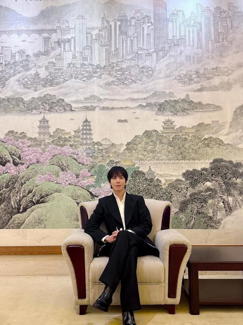 “고요한 오후, 사색에 잠기다”…정용화, 단정한 수트→차분한 존재감 / 그룹 씨엔블루 정용화 인스타그램