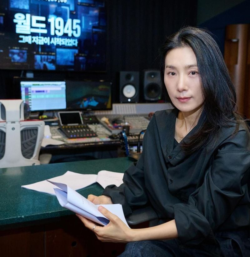 “1945년 그때, 지금의 시작”…김서형, 아우라 가득한 몰입→다큐 녹음 현장 / 배우 김서형 인스타그램