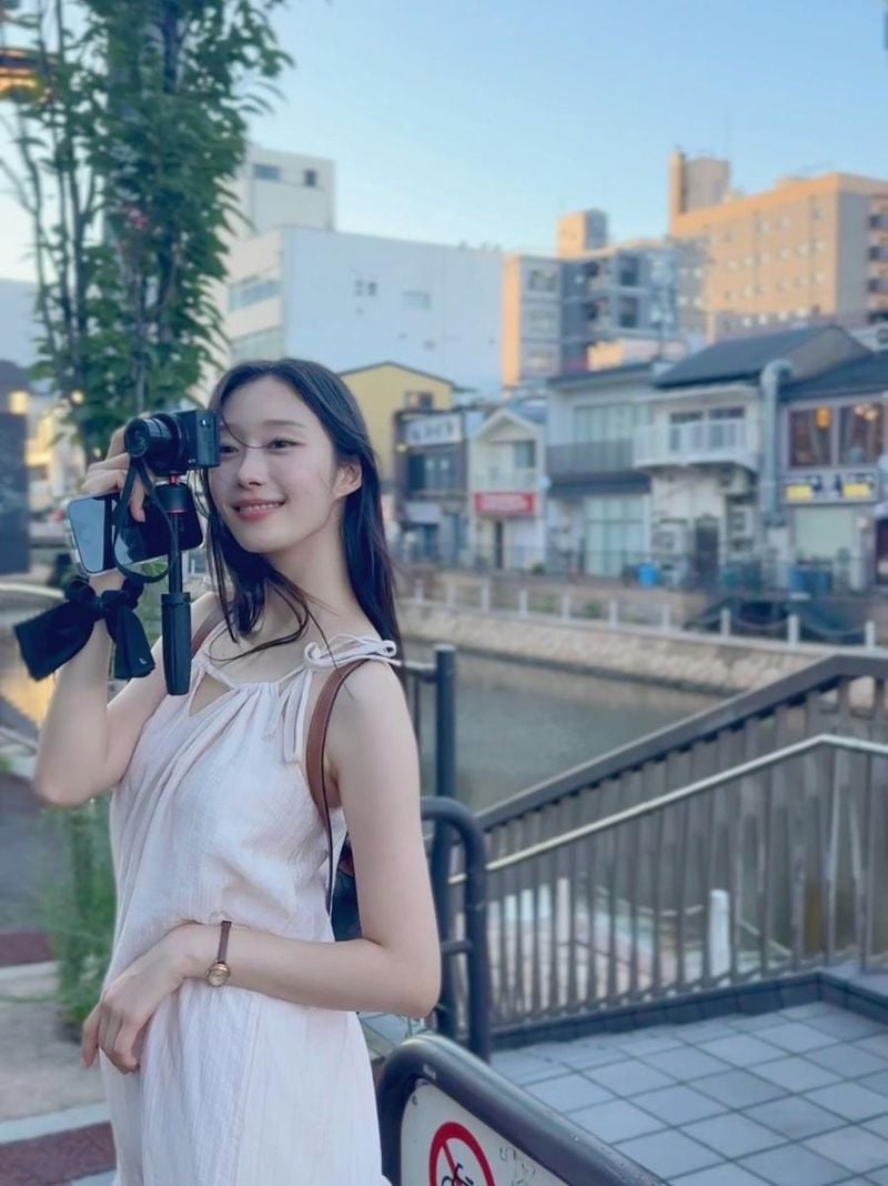 “한여름 오후의 순수한 시선”…문채솔, 카메라 든 순간→감성 일상 인증 / 걸그룹 시그니처 문채솔 인스타그램