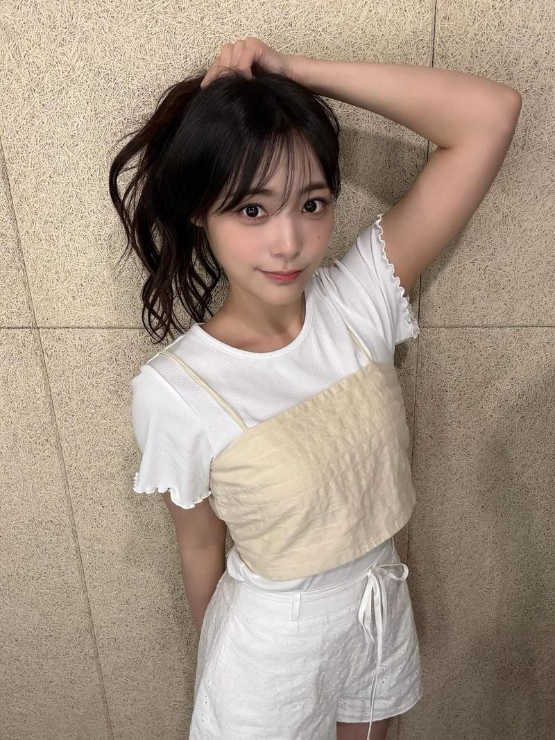 “어느 쪽이 좋아”…시연, 맑은 여름빛 아래→청초한 시선 머문다 / 걸그룹 QWER 시연 인스타그램