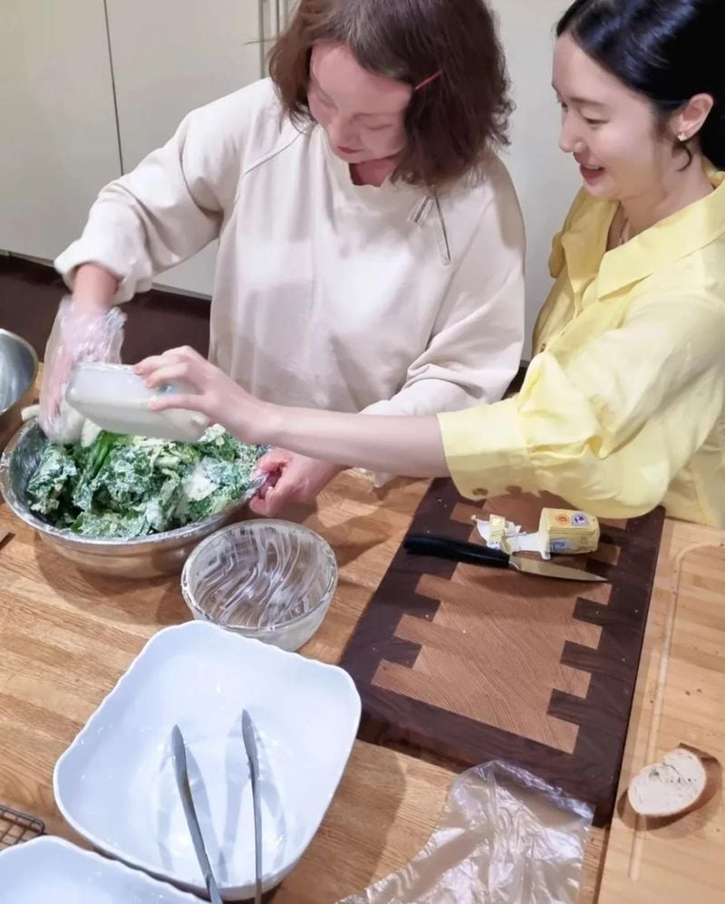 “여름이면 생각나는 잊지 못할 맛”…이정현, 따뜻한 교감→주방 가득 행복 담아 / 배우 이정현 인스타그램