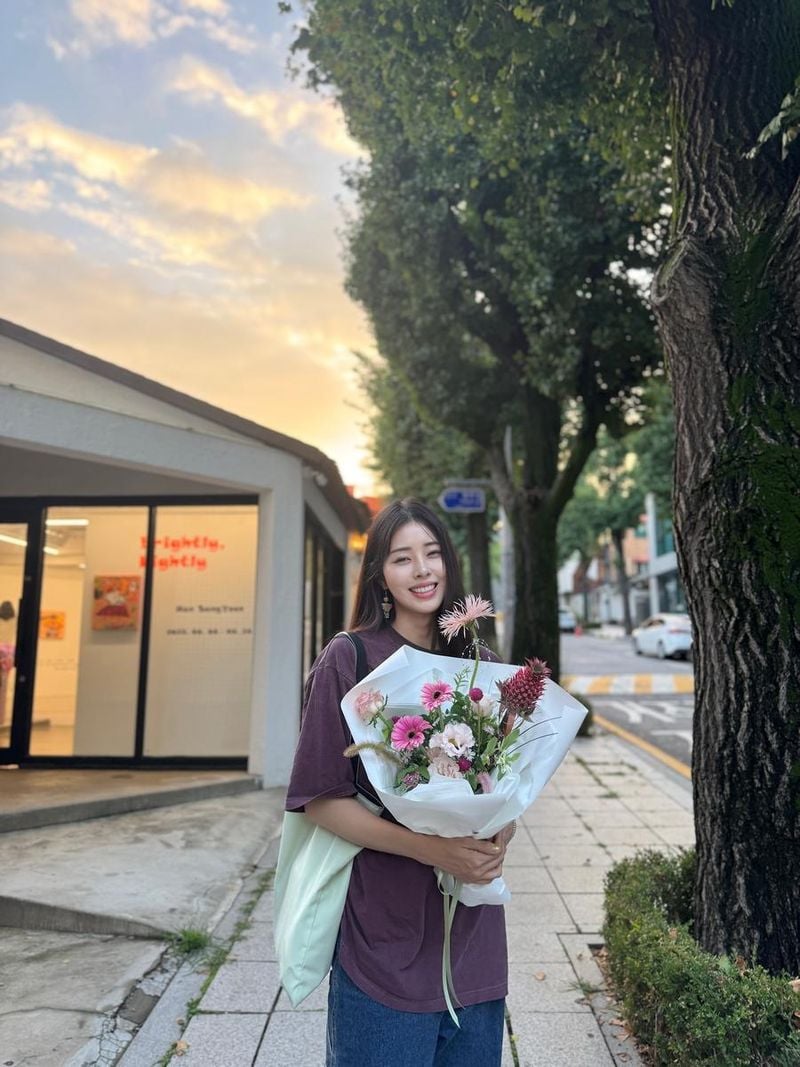 “행복한 저녁, 꽃다발 품에”…서동주, 여름의 미소→따뜻한 일상 전율 / 방송인 서동주 인스타그램