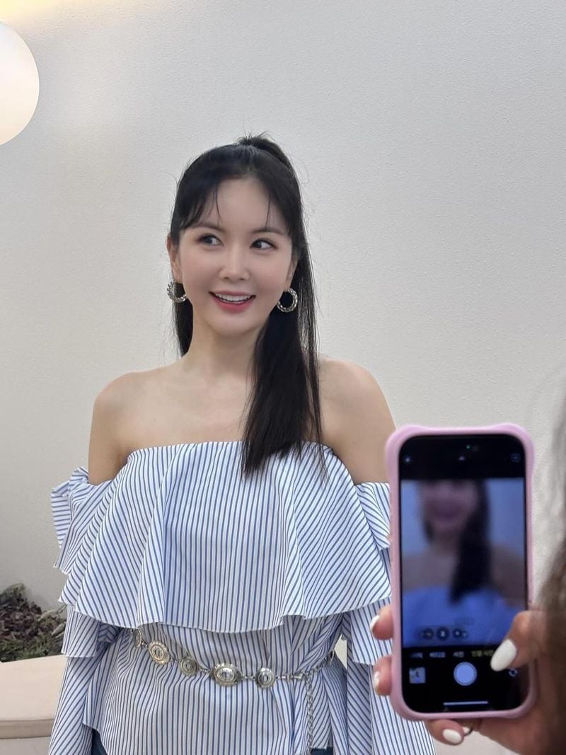 “설레이는 첫 만남”…장영란, 시원한 오프숄더→여름날 미소 담다 / 방송인 장영란 인스타그램