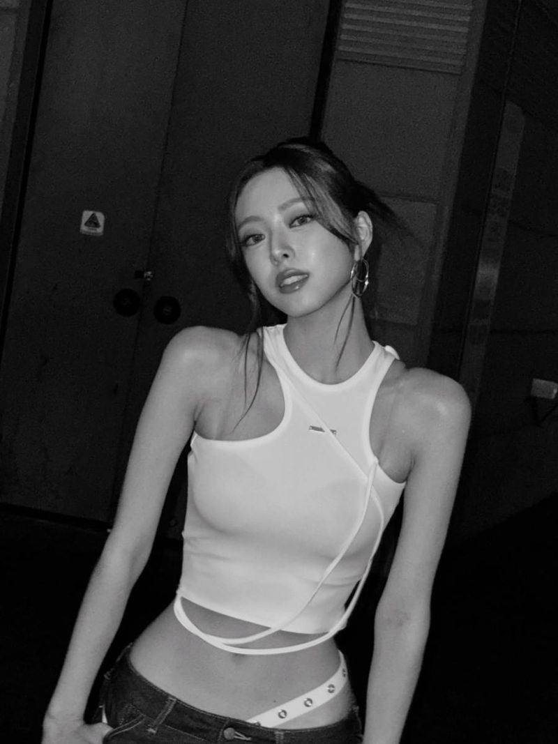 “새벽 공기 닮았죠”…유나, 도회적 쿨함→모던 아우라 폭발 / 걸그룹 있지 유나 인스타그램
