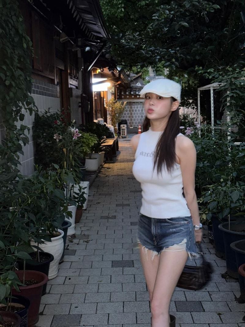 “여름,여름,,여름…” 츄, 한여름 밤 감성→레트로 골목 산책 / 가수 츄 인스타그램