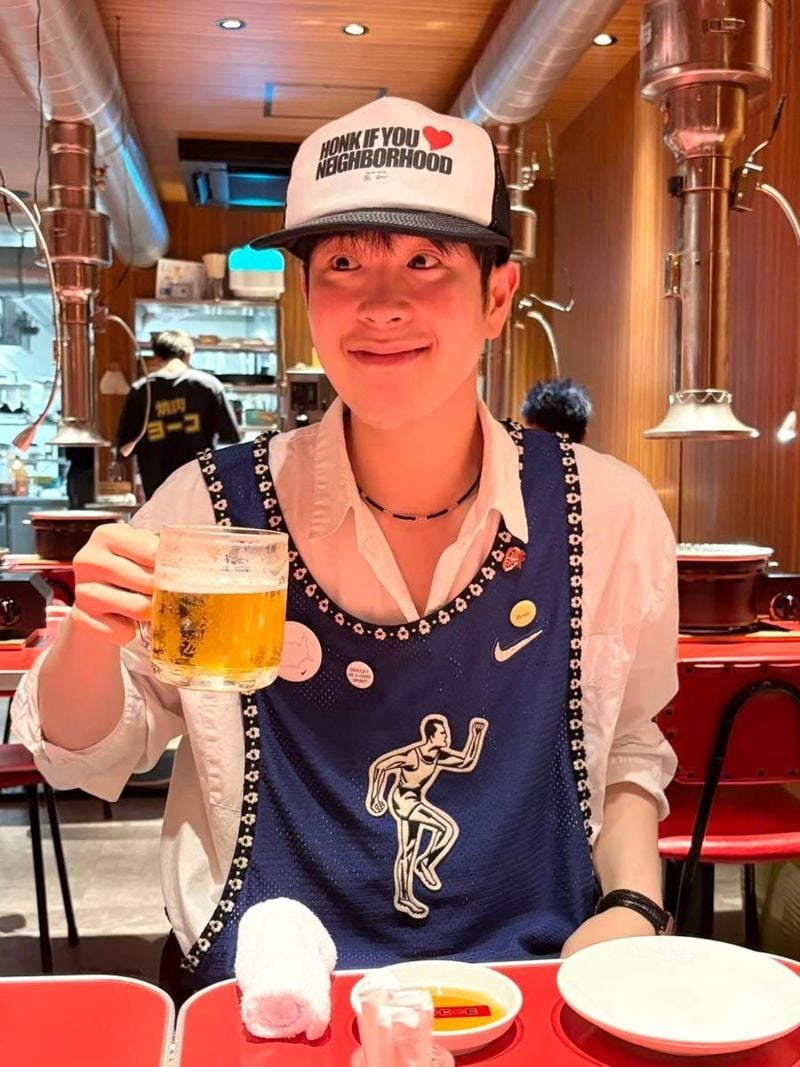 “해질녘 한 모금의 여유”…피오, 무심한 미소→도심 속 휴식 / 그룹 블락비 피오 인스타그램