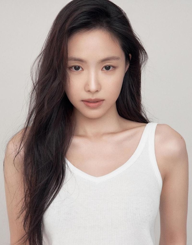 “새로운 계절의 문턱”…손나은, 고요한 응시→청량한 존재감 / 배우 손나은 인스타그램