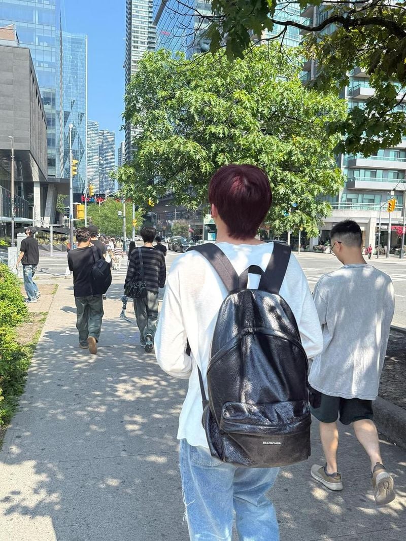“햇살 따라 걷는 오후”…정모, 이방 도심→여유로움 가득한 뒷모습 / 그룹 크래비티 정모 인스타그램