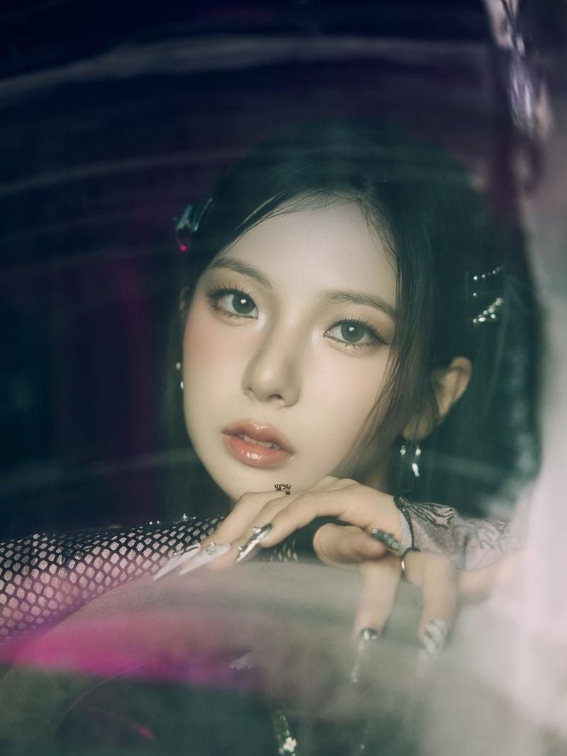 “유리 너머에 머문 시선”…유진, 몽환적 눈빛→여름밤 분위기 압도 / 걸그룹 케플러 인스타그램