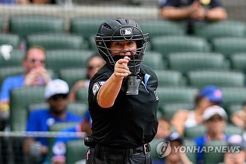 “MLB 첫 여성 주심 데뷔”…파월, 293구 판정 완수하며 무사히 마감 / 연합뉴스