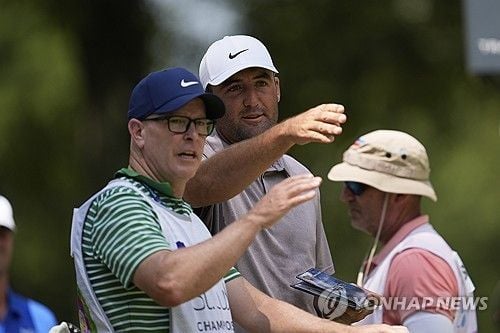 “임시 캐디와 3언더”…셰플러, 페덱스 세인트주드 PO 1차전 공동 3위 / 연합뉴스
