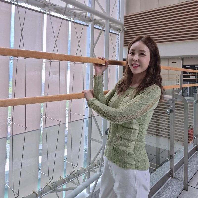 “오늘도 수고하자”…신지, 잔잔한 미소로 전한 응원→일상 속 위로 / 코요태 신지 인스타그램