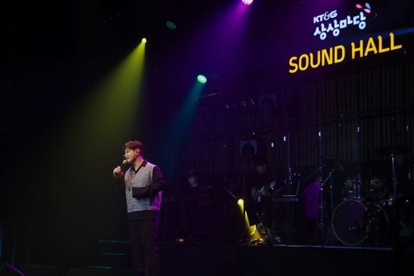 “감성으로 물든 무대”…나윤권, ‘여름산책’ 콘서트서 소극장 감동→팬과 빚은 진심 / S27M엔터테인먼트