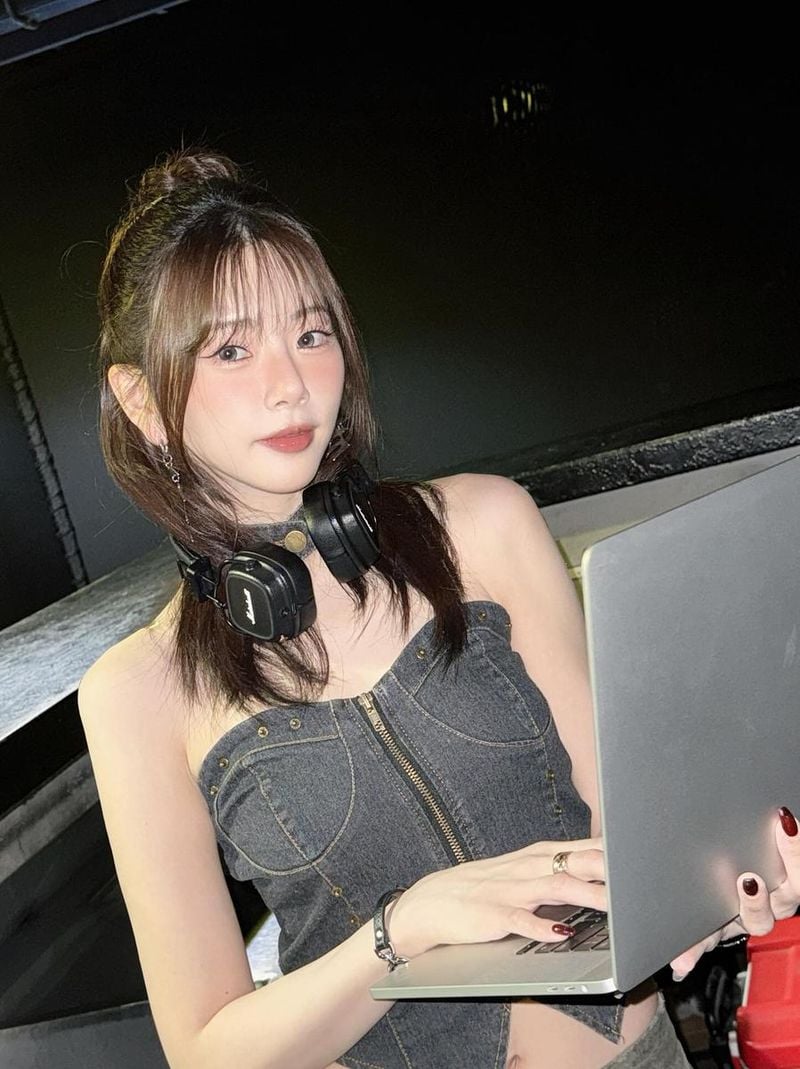 “수아쨩 생일추카행”…지유, 데님 톱에 반전 시선→도심의 DJ 무드 / 걸그룹 드림캐쳐 지유 인스타그램