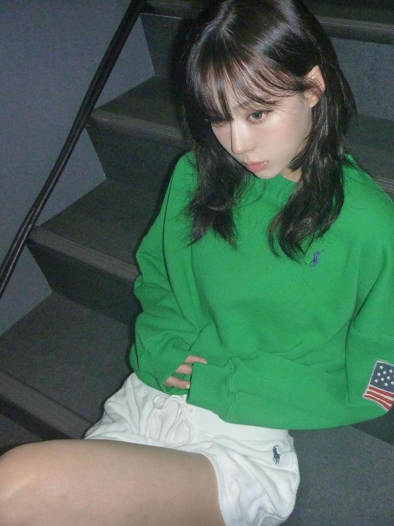 “어두운 계단 위 녹색 시선”…윈터, 깊어진 여름→감성 무드 소환 / 에스파 윈터 인스타그램