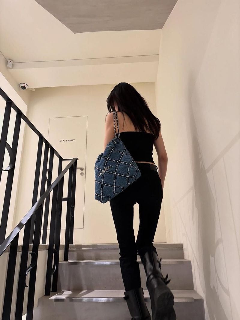 “조용한 뒷모습, 여운이 번진다”…조혜주, 계단 위 여름→완벽한 모더니티 / 배우 조혜주 인스타그램