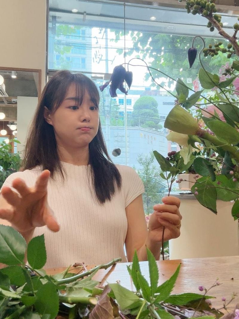 “오랜만에 남편이랑 꽃 수업”…송지은, 여름 오후의 다정→장난스런 미소 / 걸그룹 시크릿 송지은 인스타그램