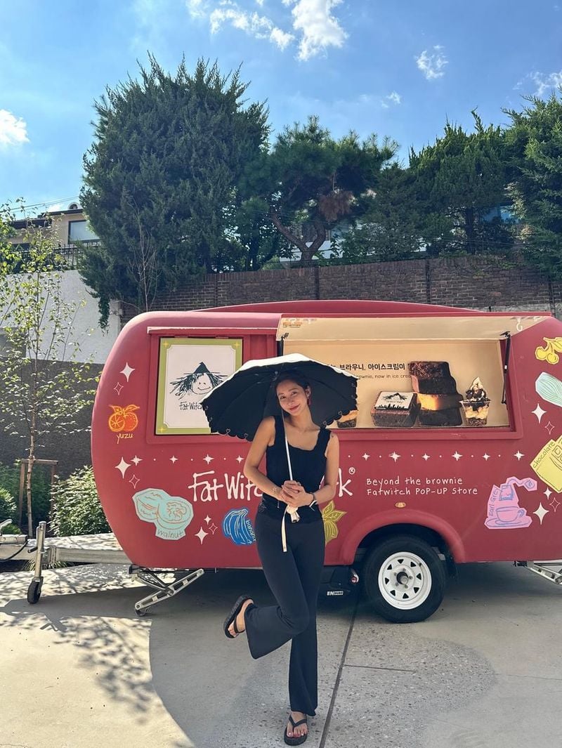“여름 햇살 아래 한가로움”…한그루, 우산 속 미소→청량감 가득 인증 / 배우 한그루 인스타그램