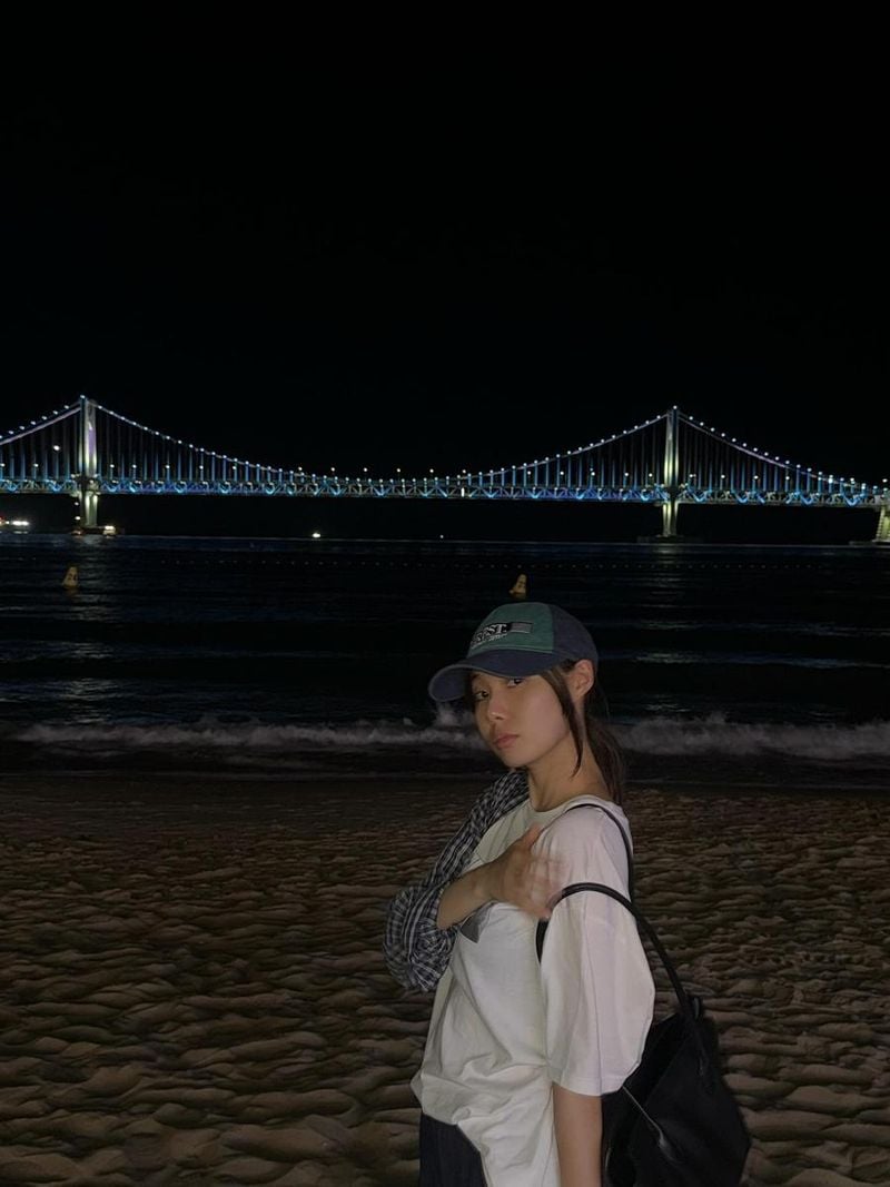 “파도 소리 속에 잠긴 시선”…민경아, 야밤 감성→해변의 여운 / 뮤지컬배우 민경아 인스타그램