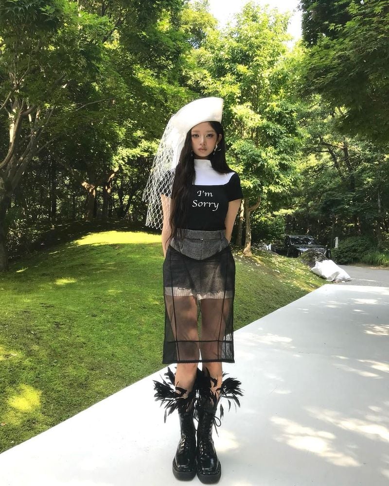“I’m Sorry, 반전의 초여름”…레이, 몽환적 의상→시선 압도 / 걸그룹 아이브 레이 인스타그램