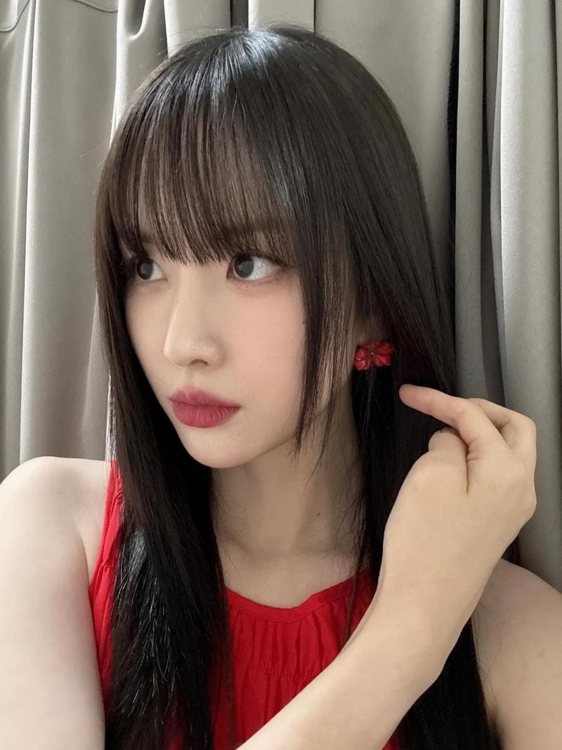 “차분함 속 붉은 물결”…설아, 우아한 시선→여름밤 감성 폭발 / 걸그룹 우주소녀 설아 인스타그램