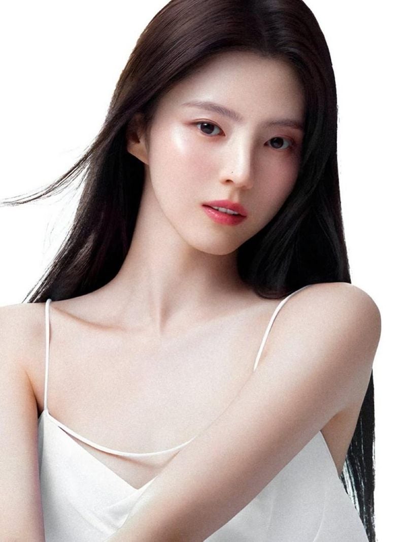 “한소희, 여름의 고요 속 빛났다”…순백 드레스→청아한 우아함에 시선 집중