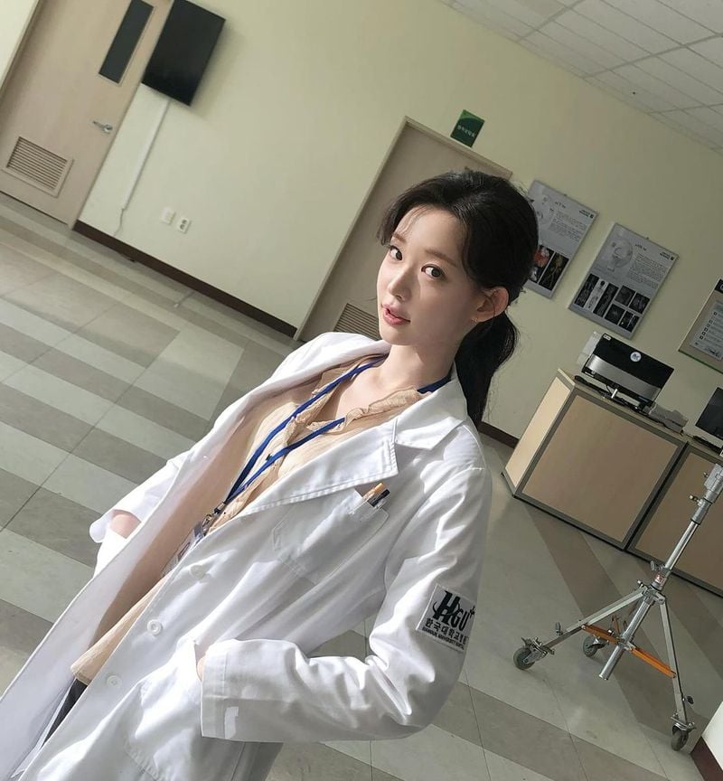 “자퇴합니다”…최윤지, 하얀 가운 속 한순간→여운 깊은 시선 / 배우 최윤지 인스타그램