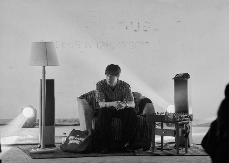 “고요 속 내면을 마주하며”…pH-1, 무심한 시선→감성 압도 / 가수 pH-1 인스타그램