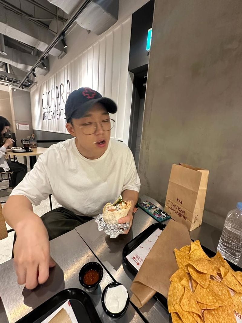 “평범한 식사 속 작은 자유”…바비, 소탈한 일상→따스한 여운 / 그룹 아이콘 바비 인스타그램