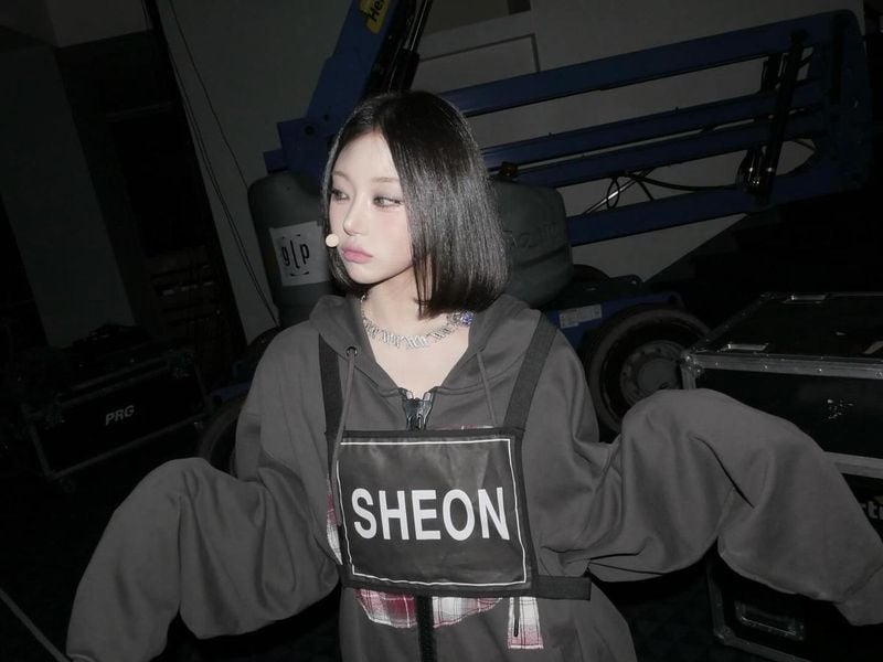 “차분한 눈빛, 어둠 속 존재감”…션, 무대 뒤 긴장→묘한 여운 / 걸그룹 빌리 션 인스타그램