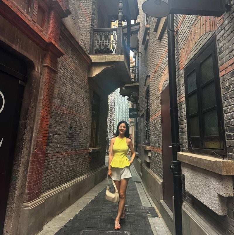 “숨은 골목길 산책”…손성윤, 여름 오전→자유로움 속 미소 / 배우 손성윤 인스타그램
