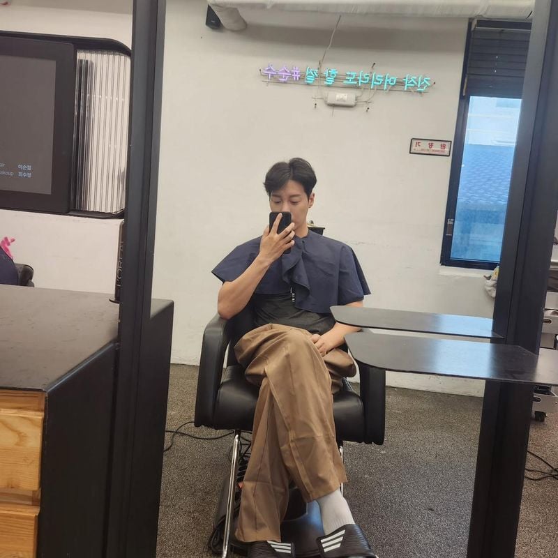 “한기웅 셀카에 담긴 담담한 굳은 다짐”…여름 햇살 아래 차분한 소년→새 작품 기대감 고조