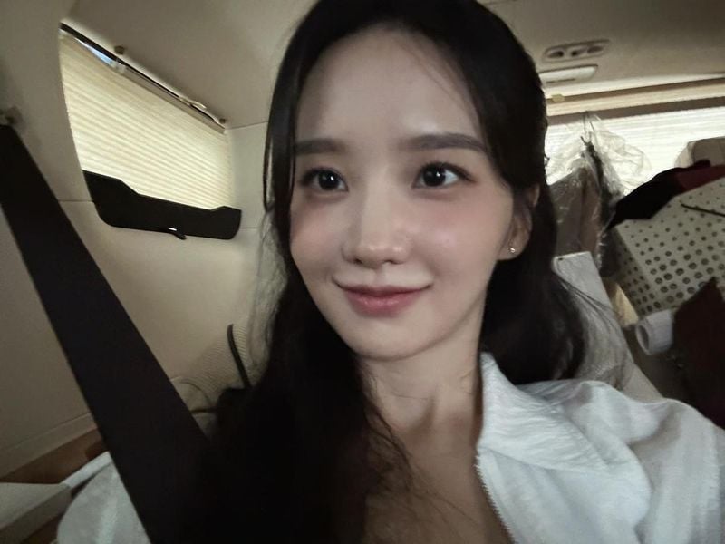 “물빛 미소 머금은 순간”…박정연, 이동 중 잠깐의 여유→청초함 가득 셀카 / 배우 박정연 인스타그램