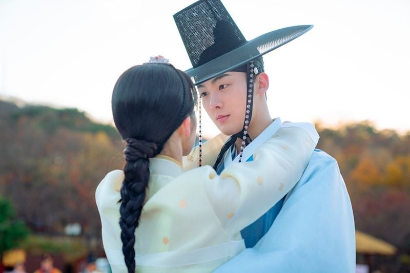 “한복 입은 푸딩 커플의 포옹”…윤산하·아린, ‘내 여자친구는 상남자’서 고궁 데이트→관심 집중 / 내여자친구는상남자