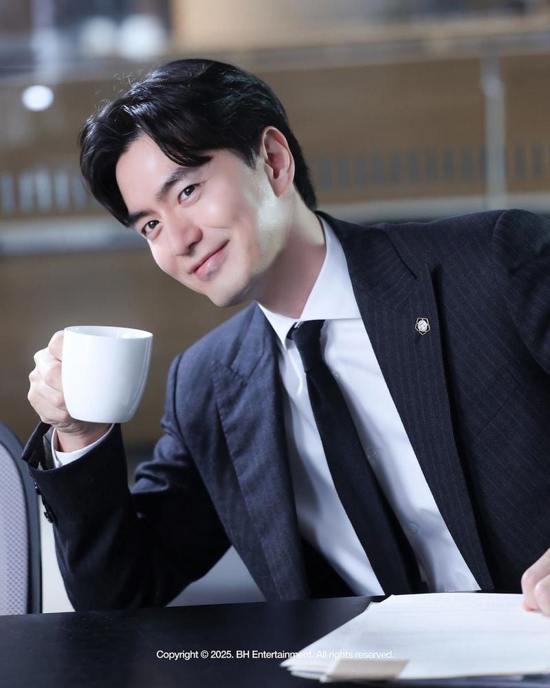 “냉철함에 숨은 미소”…이진욱, ‘에스콰이어’ 포스터 비하인드→반전 매력으로 시선 집중 / BH엔터테인먼트