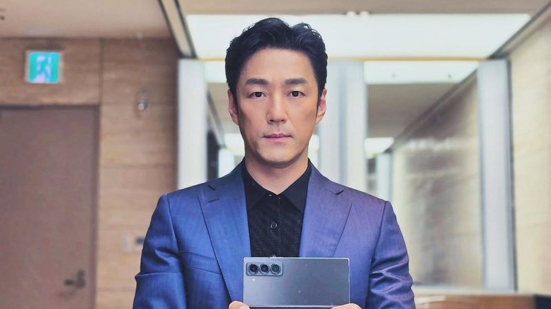 “거울에 비친 단단한 시선”…지진희, 정적 속 존재감→남성미 절정 / 배우 지진희 인스타그램