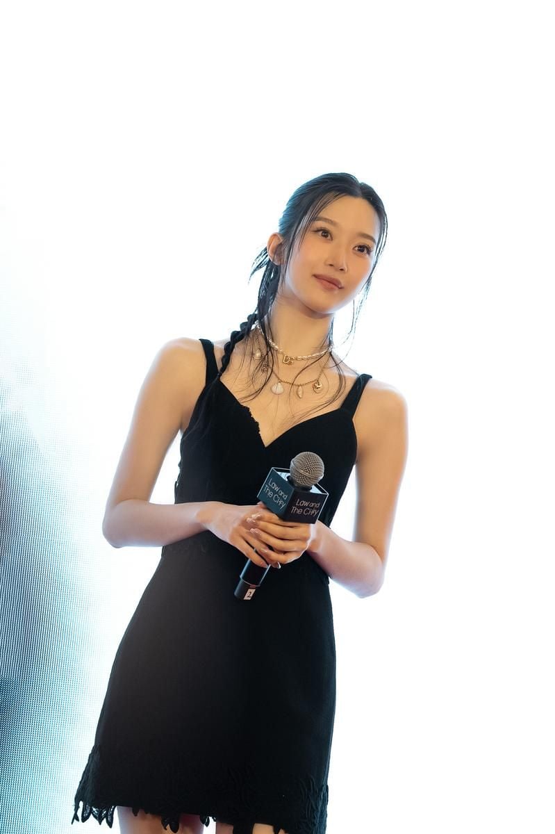 “전 세계가 주목한 설렘”…문가영, ‘서초동’ 말레이시아 레드카펫→2만 팬 환호 / 피크제이