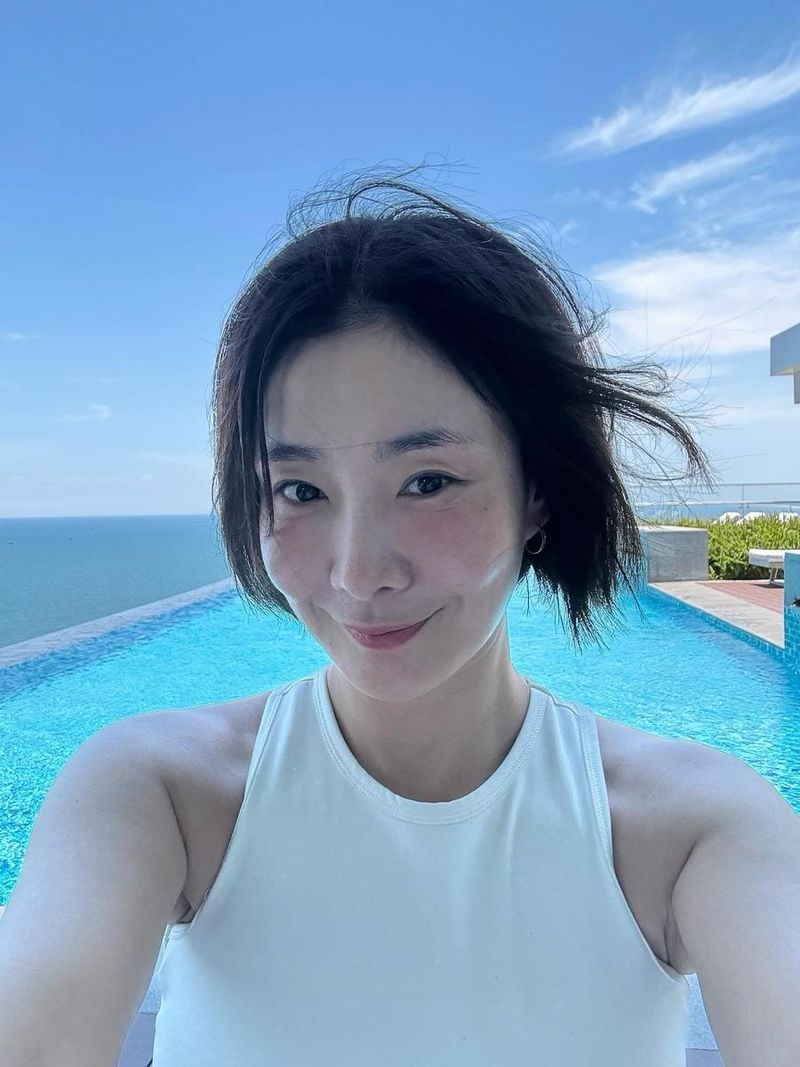 “2025년 여름의 약속”…박효주, 푸른 물결 속 미소→청량함 압도 / 배우 박효주 인스타그램
