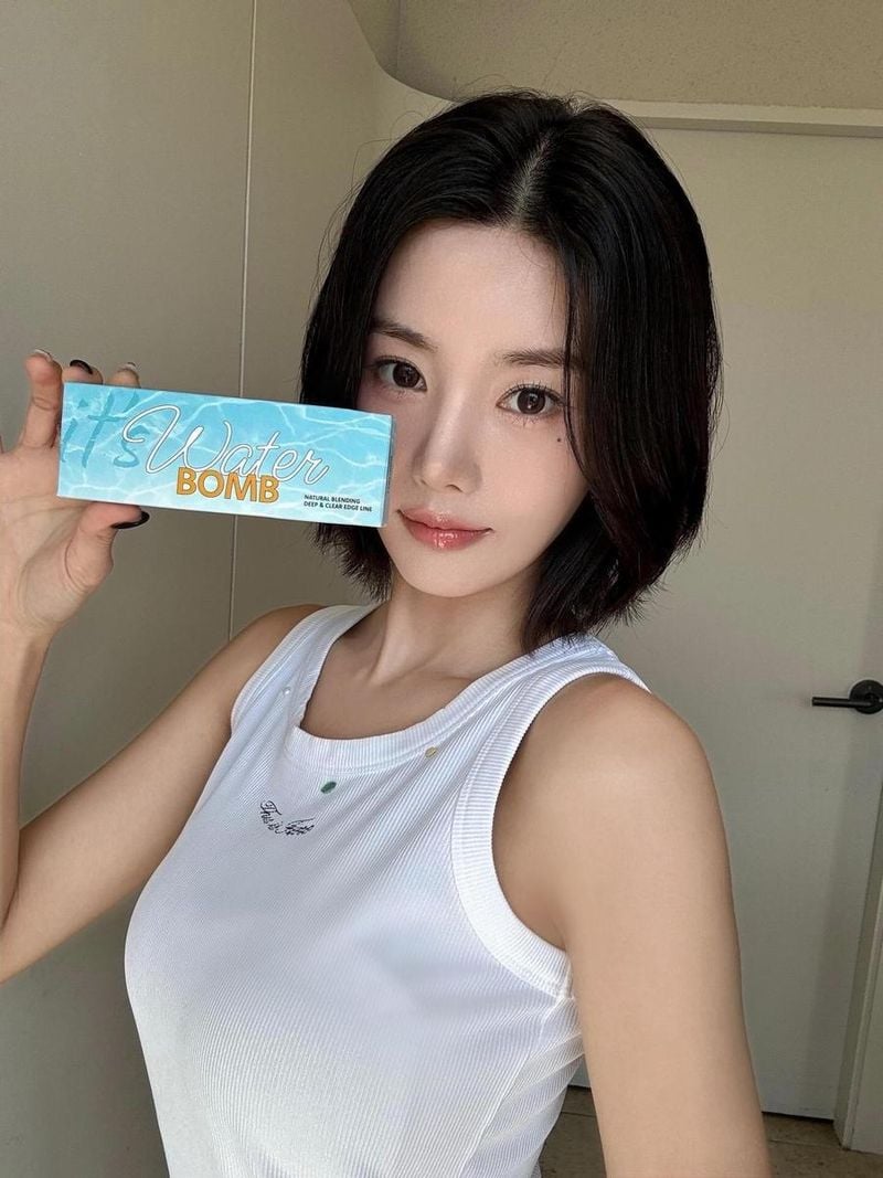 “눈빛에 심쿵 포인트”…권은비, 여름 낮 빛처럼→청량 눈맞춤 / 가수 권은비 인스타그램