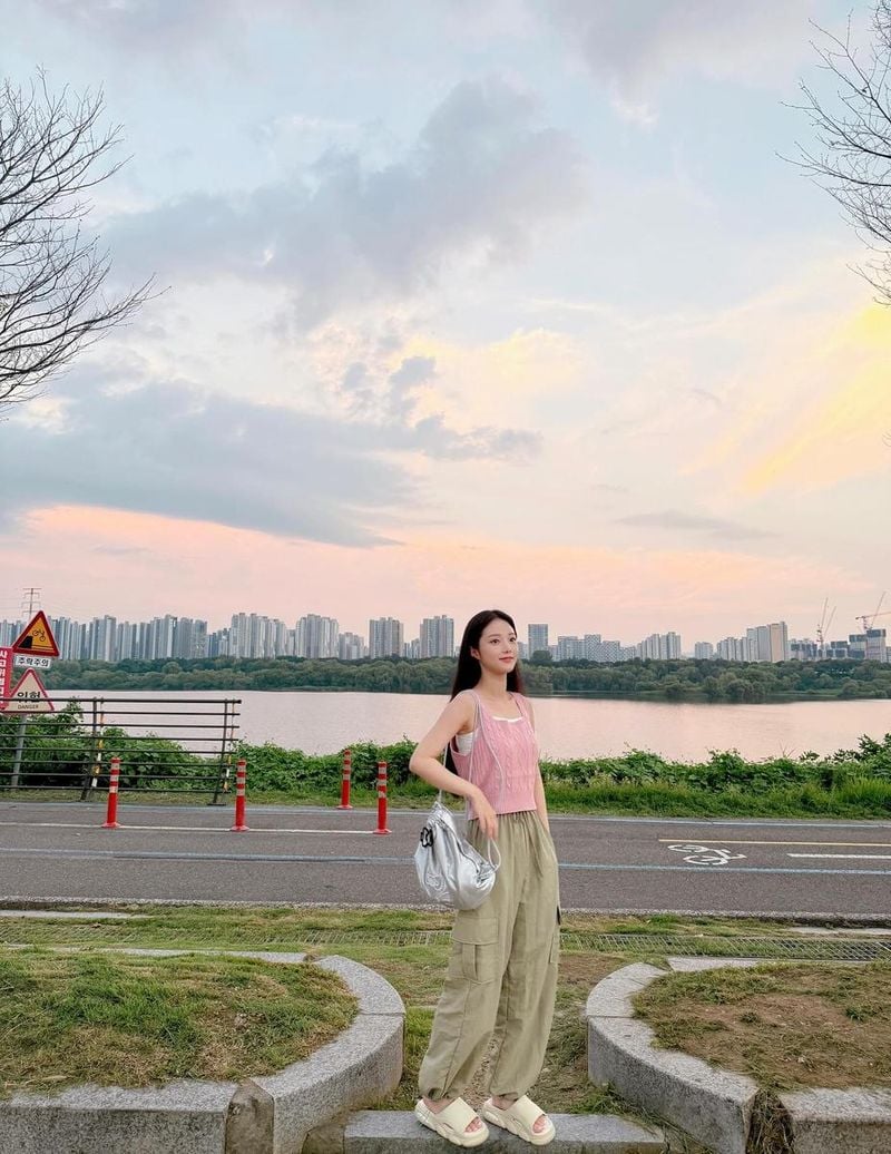 “저녁 노을 속 고요함”…한소은, 여름 강변 위→청량한 존재감 / 배우 한소은 인스타그램