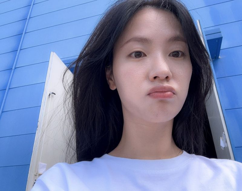 “입술을 살짝 내밀고”…전여빈, 평온한 일상→청명한 여름 오후 / 배우 전여빈 인스타그램